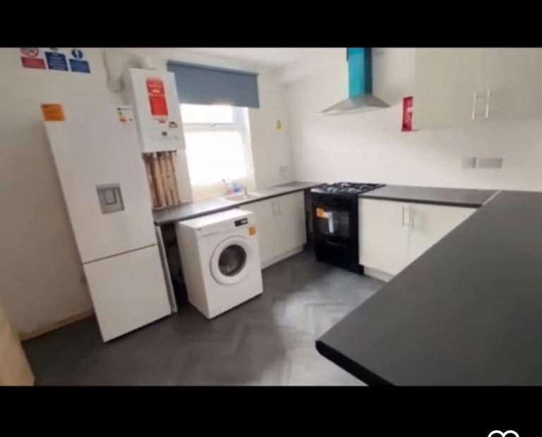 Double ensuite room with own toilet to rent in town Center 