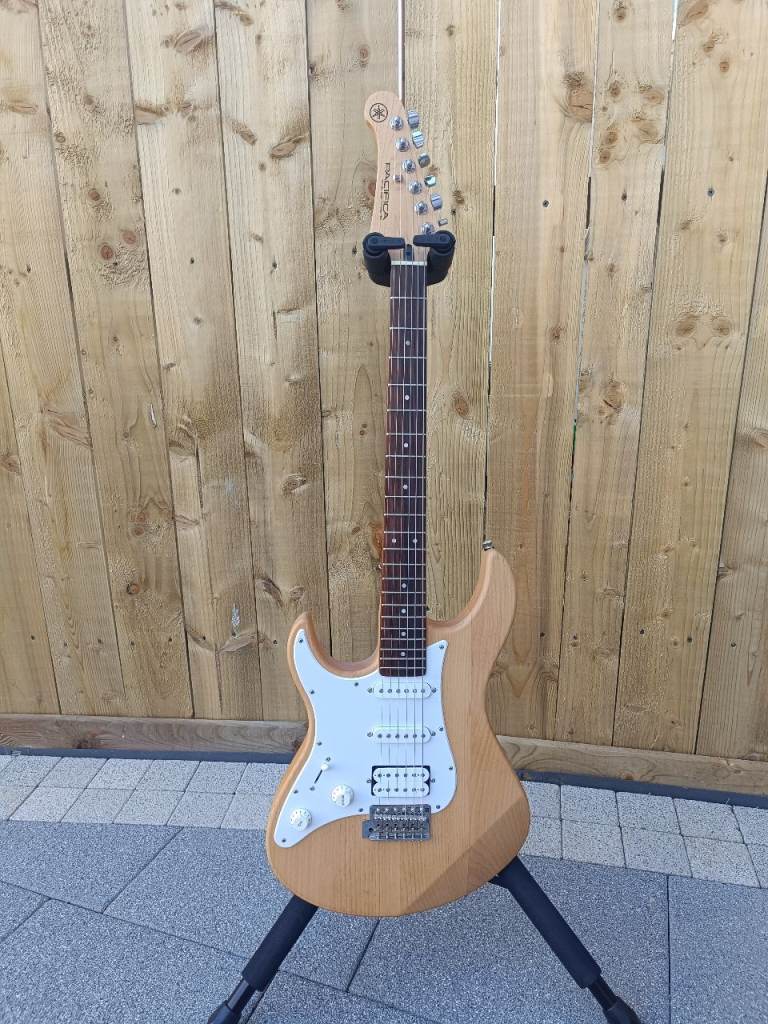 **SOLD**Yamaha Pacifica (includes Epiphone gig bag) left handed Strat electric guitar 