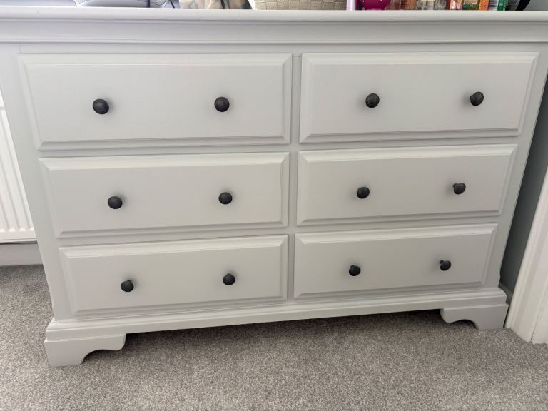 Excellent quality chest of drawers