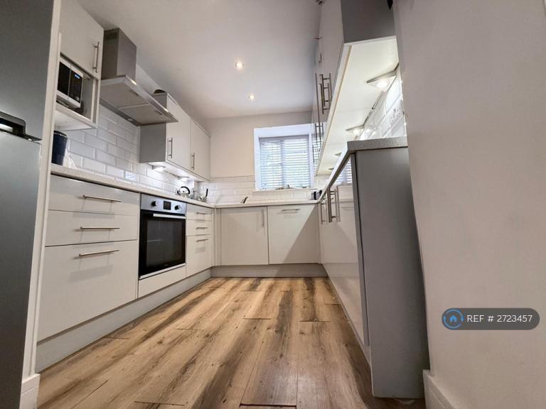 1 bedroom in Victoria Road, Swindon, SN1 (#2723457)