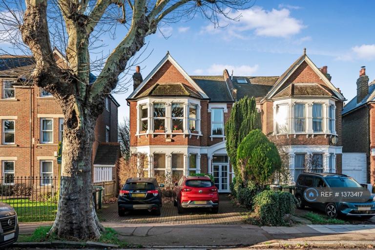 1 bedroom flat in Canadian Avenue, London, SE6 (1 bed) (#1373417)