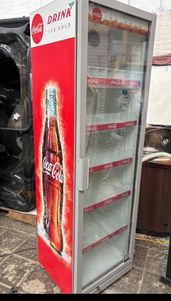 NEW MODEL COMMERCIAL DRINKS DISPLAY COOLER FULLY WORKING EXCELLENT CONDITION 