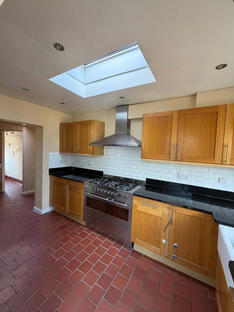 Nice & Spacious Newly Decorated 4 Bedroom House to let on Meadway Ilford, IG3 9BJ