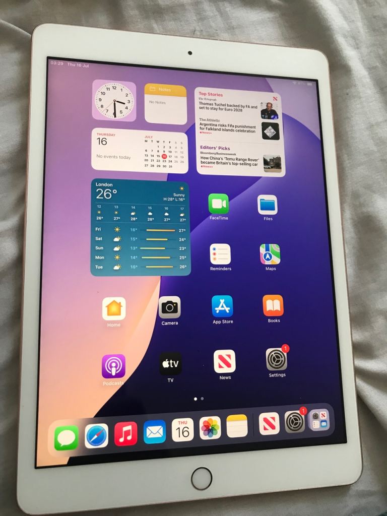 Apple iPad 7 Gold 32gb iOS 18.7.5  fully works looks nearly new has good battery 