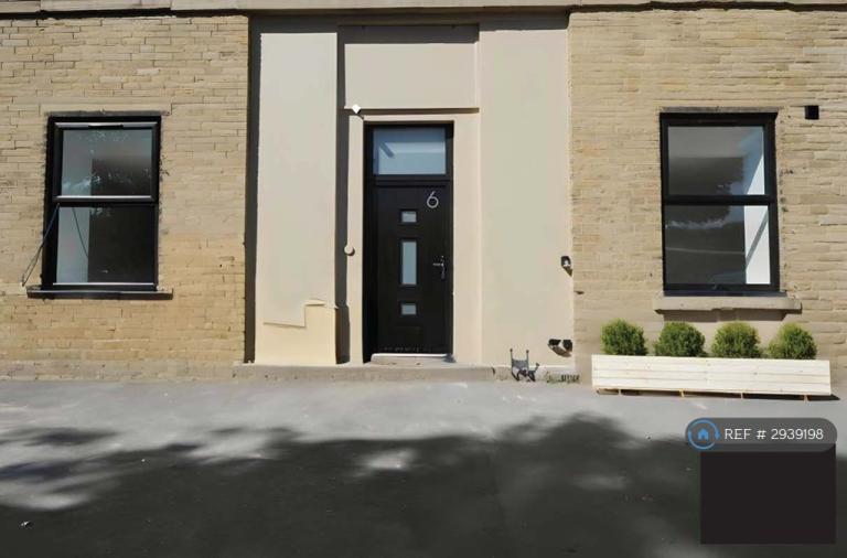 1 bedroom flat in Birds Royd Lane, Brighouse, HD6 (1 bed) (#2939198)