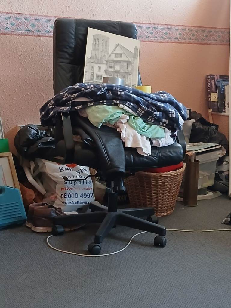 Black  swival.  Chair. 