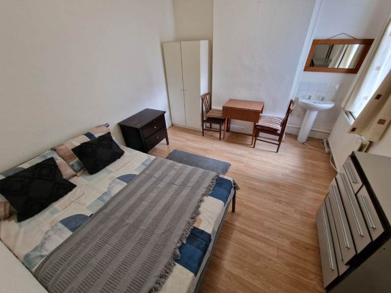 Large  double room to let in Boscombe area near high street