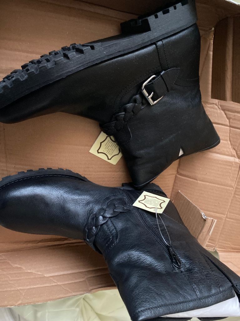 Ladies leather boots size 7