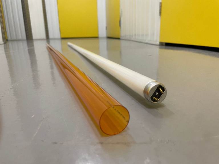 12x Fluorescent Floor standing Studio Lighting Tubes with 50+ fluorescent bulbs – Good Condition