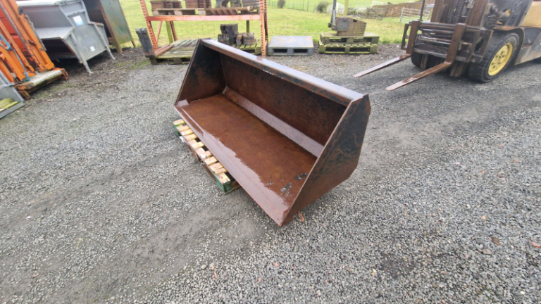 Tractor front loader 7ft bucket with Chilton brackets 