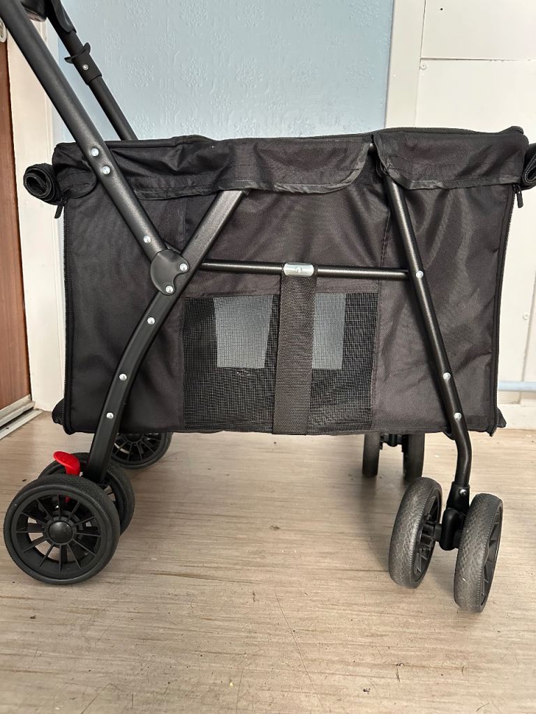 Pet stroller can hold 20kgs/44lbs weight 