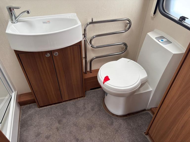 ELDDIS AFFINITY 530 - 3 BERTH CARAVAN + AIR CONDITIONING + MOTORMOVER