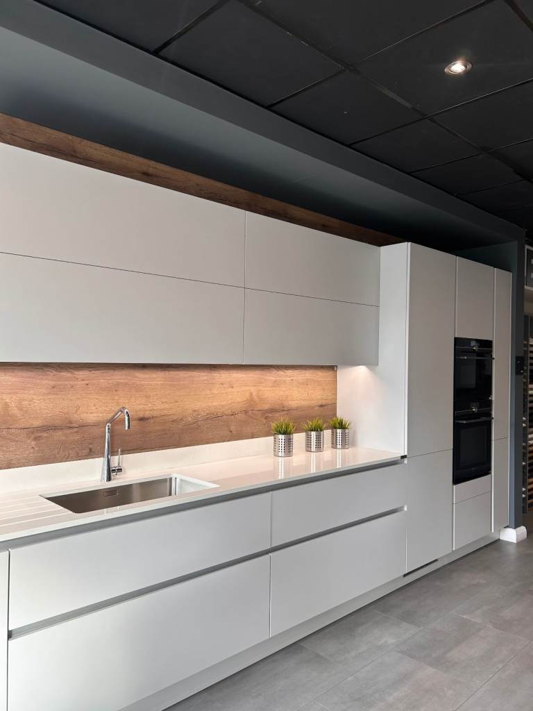 60% OFF - Leicht Ceres Ex-display Kitchen for sale + Siemens Appliances & Quartz Worktop included 