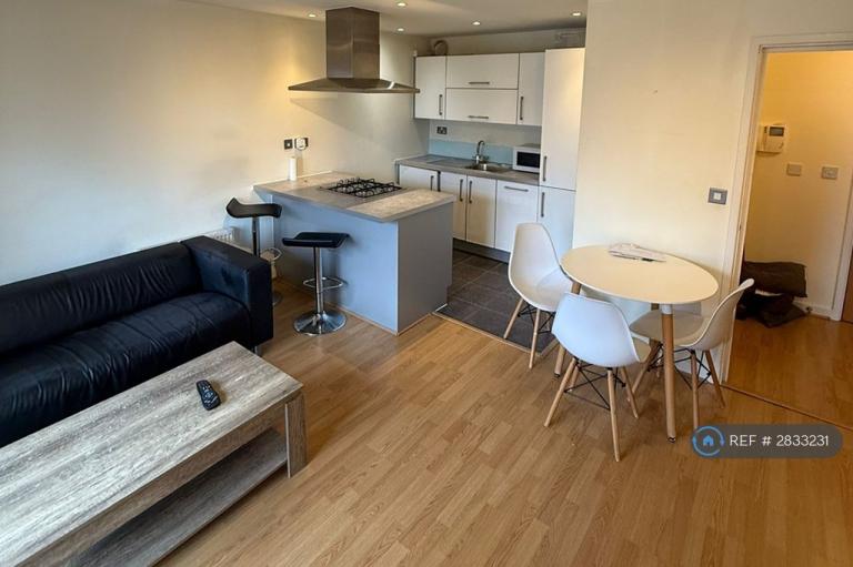 1 bedroom flat in Queen Mary Avenue, London, E18 (1 bed) (#2833231)
