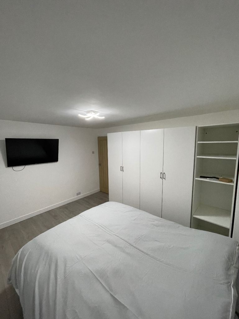 Double room available for rent - £800pcm - all bills included!