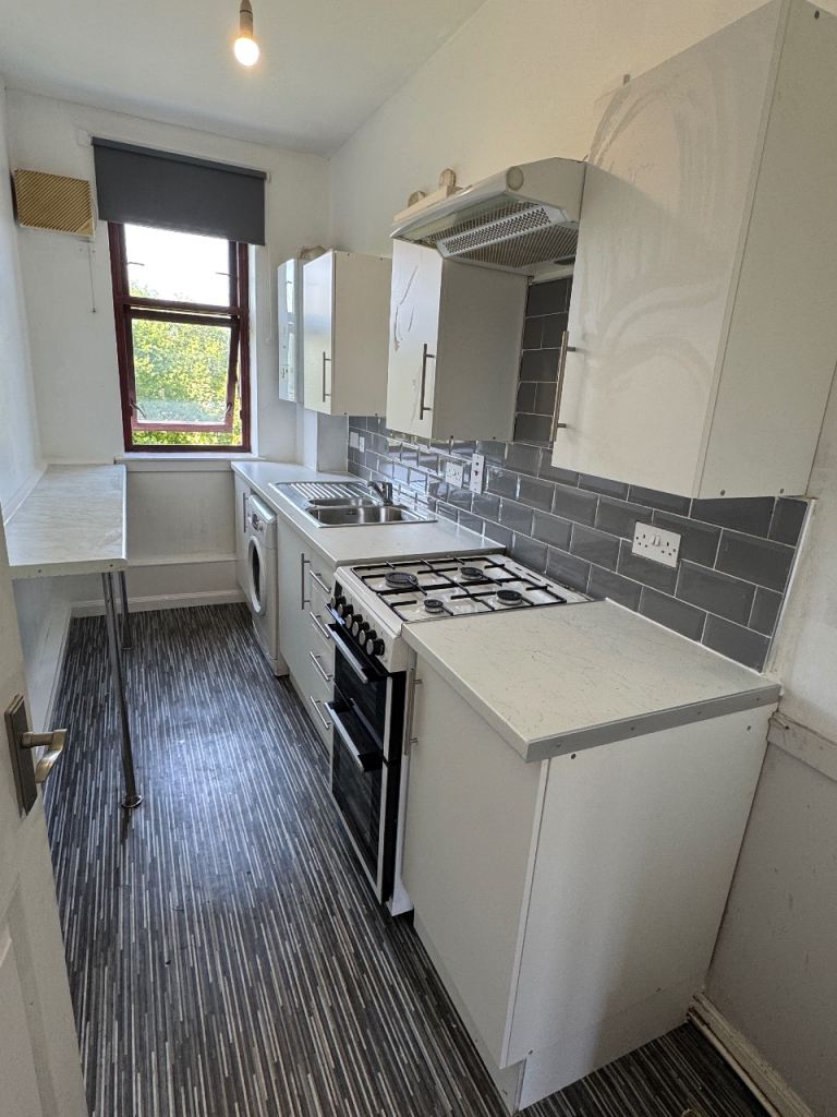 2 Bed Scotstoun Flat - brand new kitchen 