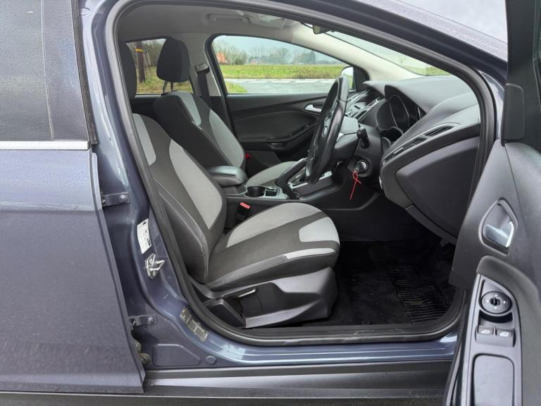 2011 Ford Focus 1.6 125 Zetec 5dr HATCHBACK PETROL Manual