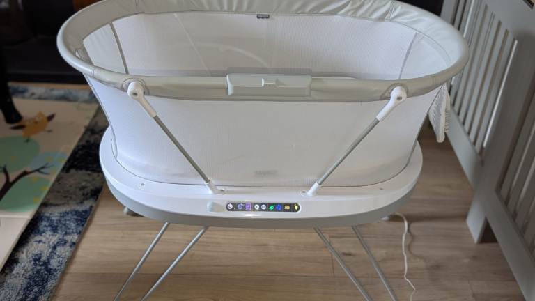 Fischer price basenet soothing moses basket 