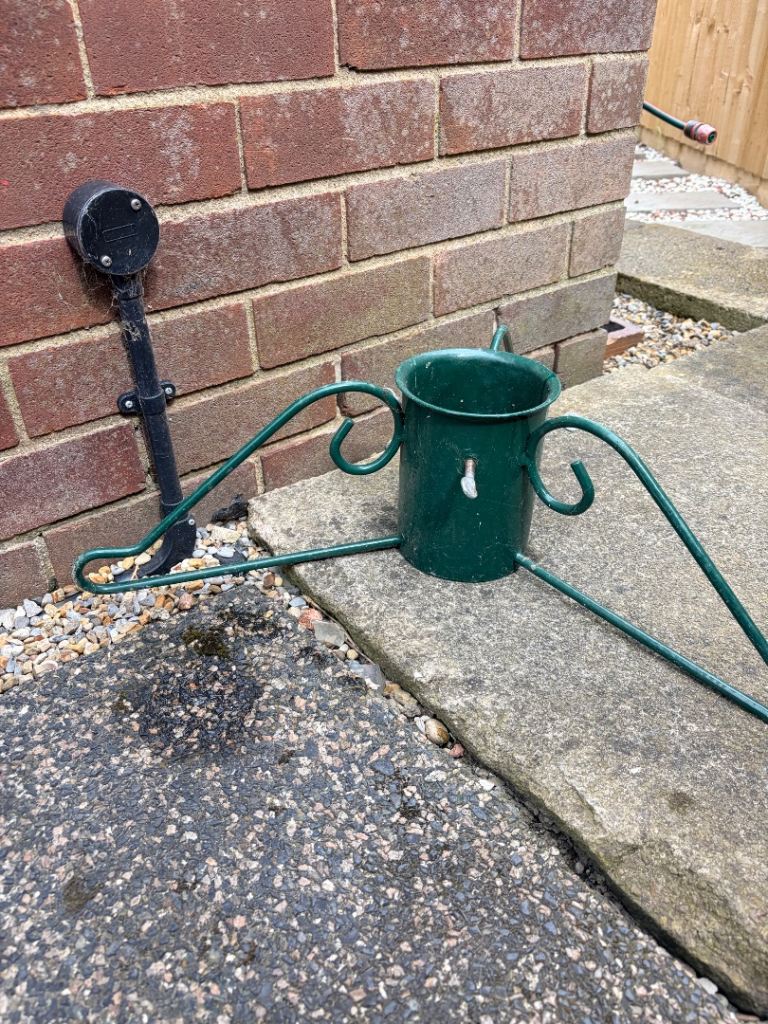 Sturdy Metal Christmas Tree Stand – Green, Used