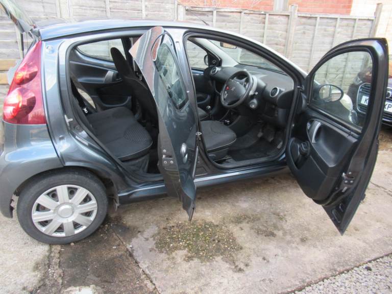 PEUGEOT 107 5 DOOR £20 TAX 65 TO 75 MPG AIRCON 2 KEYS