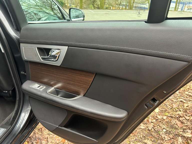 JAGUAR XF 3.0 d V6 240*LUXURY*ONLY73K-Xenons-Nav-BT&amp;Dab-LTHR**Stunning Example