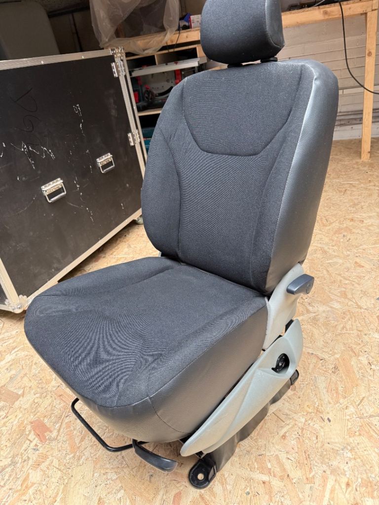 Single passenger seat with base - Renault trafic / vivaro 