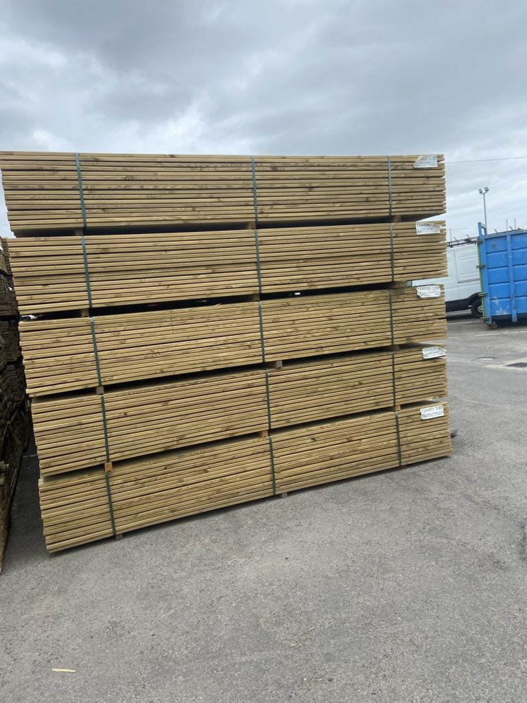 PREMIUM DECKING BOARDS 3.6 X 120 X 28 