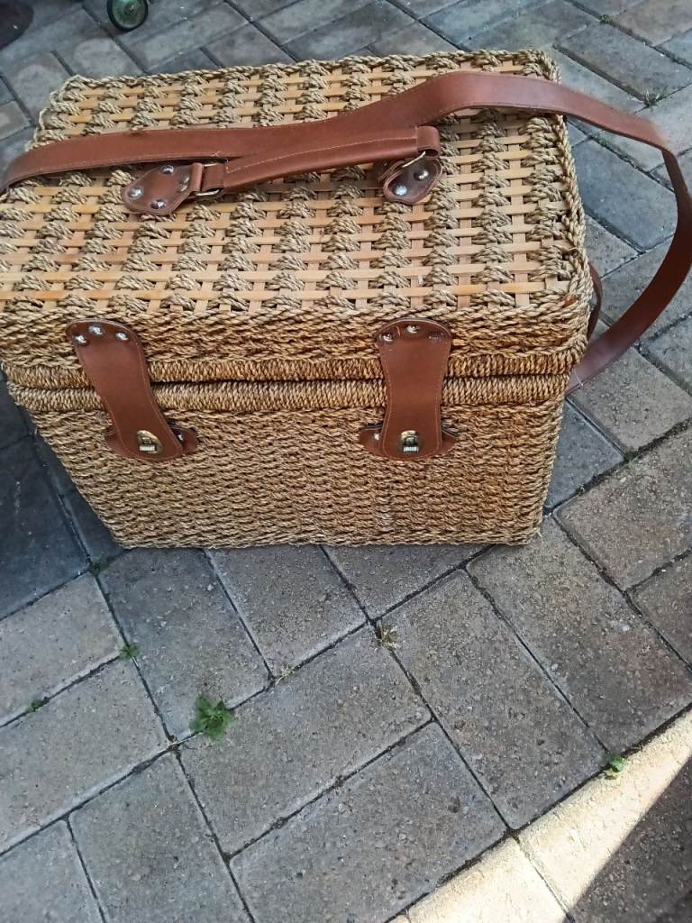Wicker Picnic Basket with Full Set – Very Good Condition