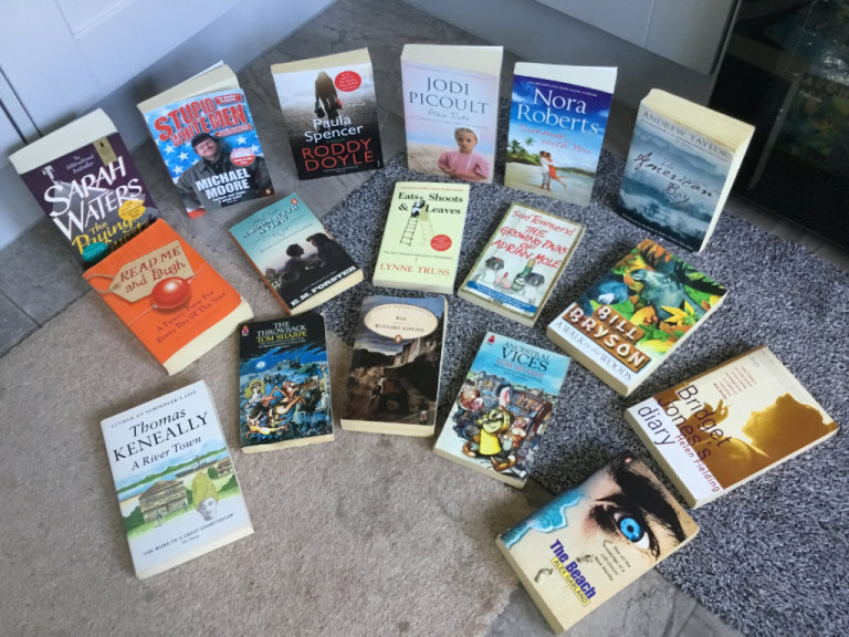 17 x  Paperback Books in Excellent condition eg Bill Bryson/Tom Sharpe
