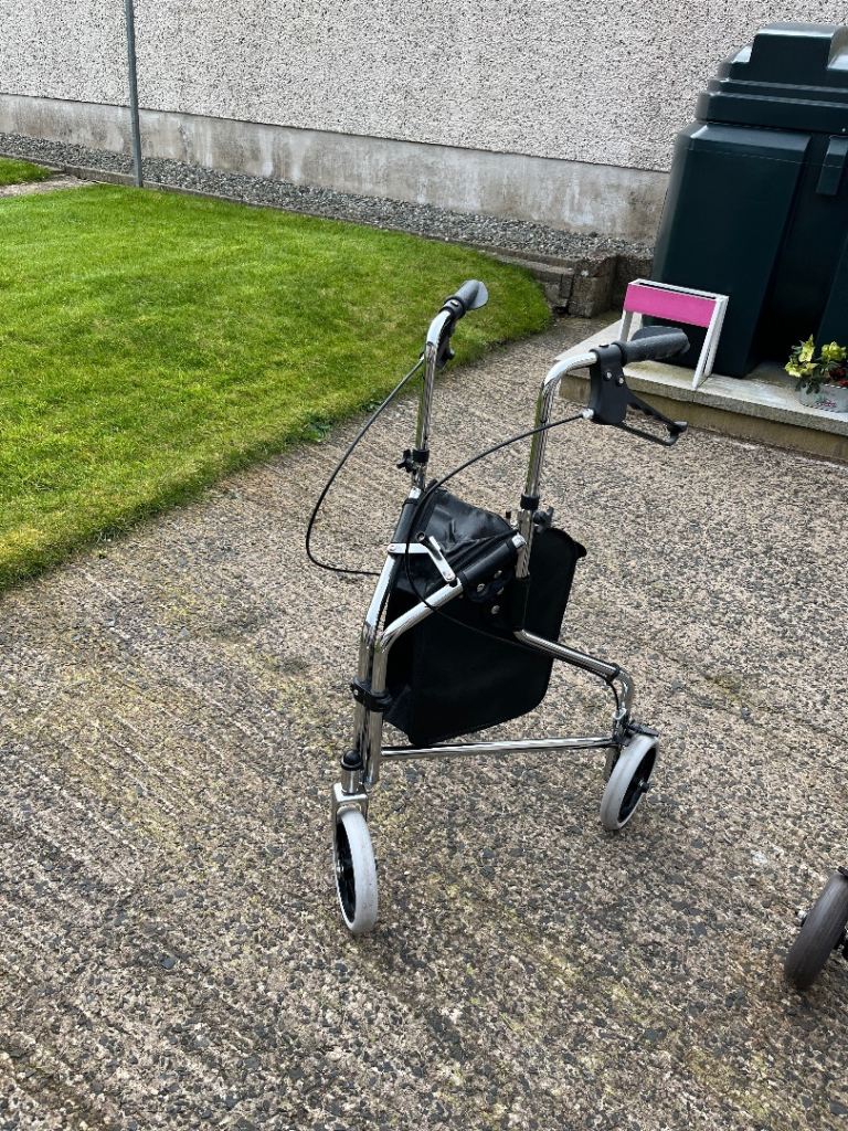 Three wheel walker 
