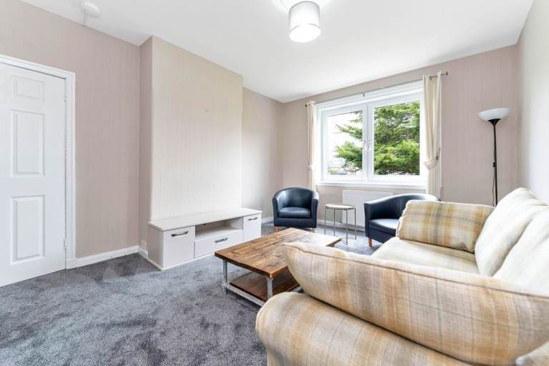 Recently upgraded, 2-bedroom, furnished, lower villa in Longstone - available NOW