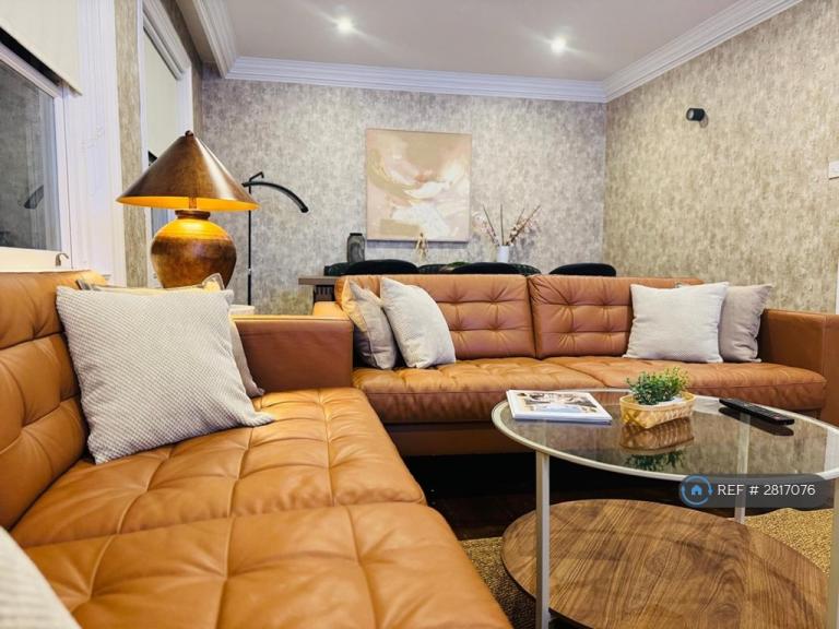 3 bedroom flat in Beaufort Gardens, London, SW3 (3 bed) (#2817076)