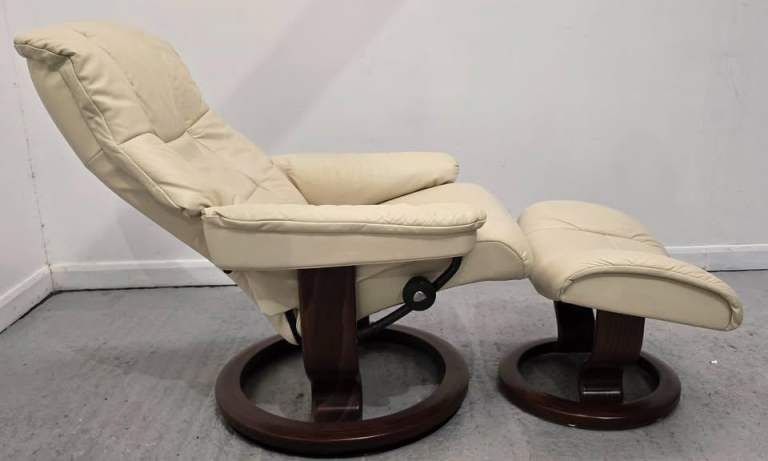 Ekornes Stressless Medium Leather Recliner Chair and Stool 3225