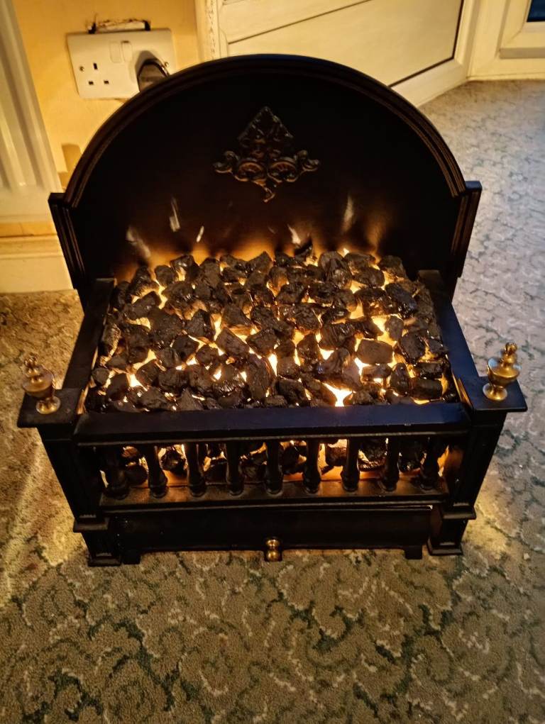 Electric fireplace heater with coals