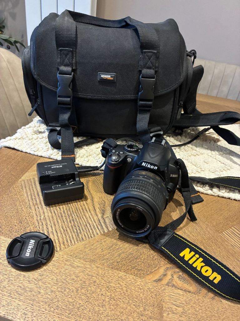 Nikon D3000 camera and carry case 