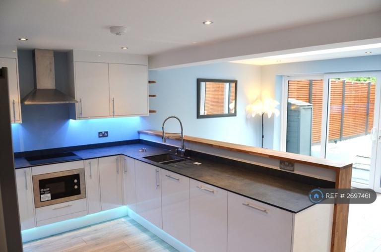 2 bedroom flat in Harvard Road, London, W4 (2 bed) (#2697461)