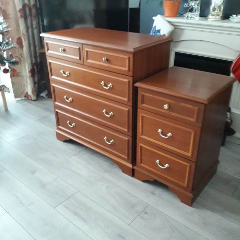 BEAUTIFUL STAG CHEST OF DRAWERS TOGETHER WITH A MATCHING BEDSIDE CHEST FOR SALE . COULD DELIVER .
