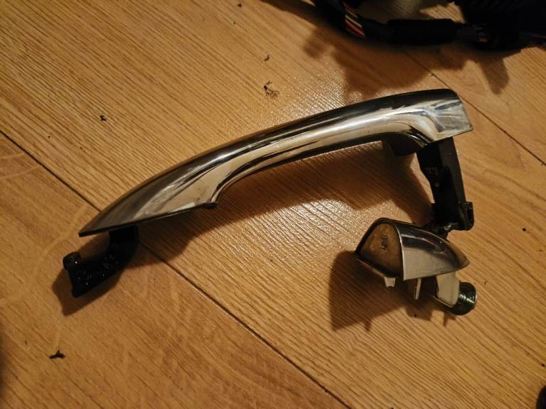 Kia Carens 2017 Left Front Door Handle 