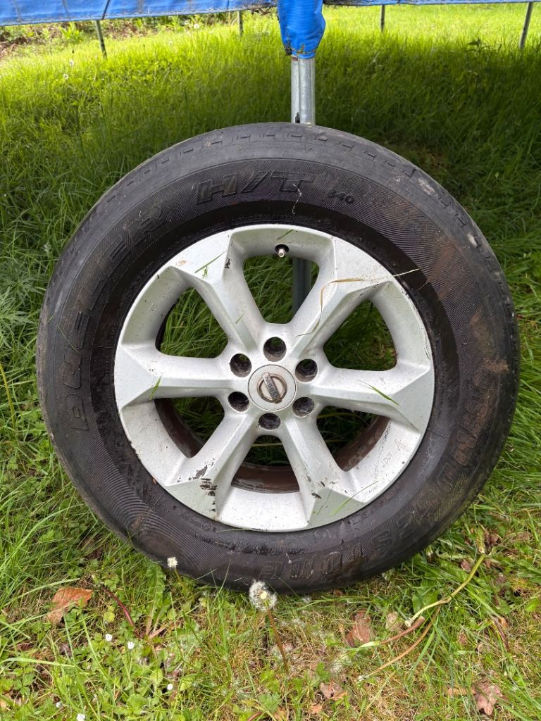 Nissan Navara D40 wheel and tyre (FREE)