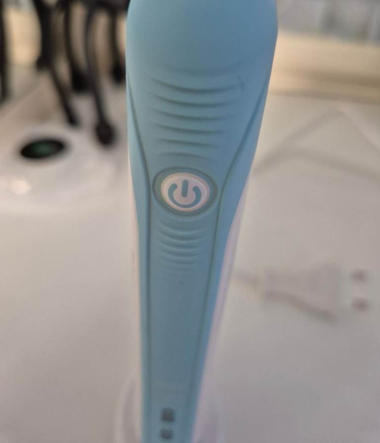 Braun Oral-B Pro 600 3D Action SensiUltra in pastel blue electric toothbrush