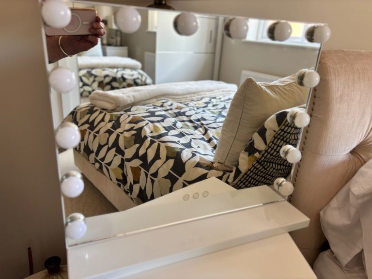 Hollywood vanity mirror with lights