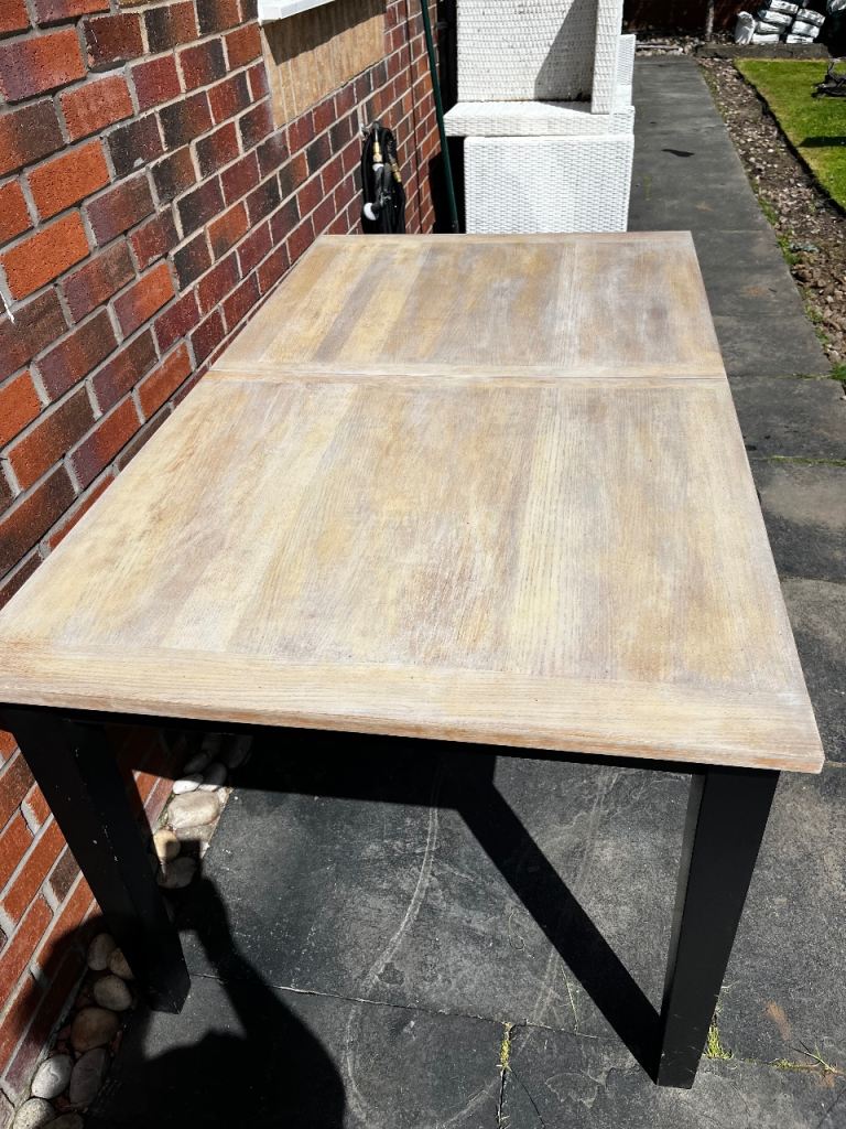Free dining table