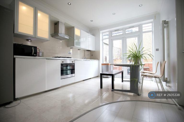 3 bedroom flat in North End Road, London, NW11 (3 bed) (#2935338)