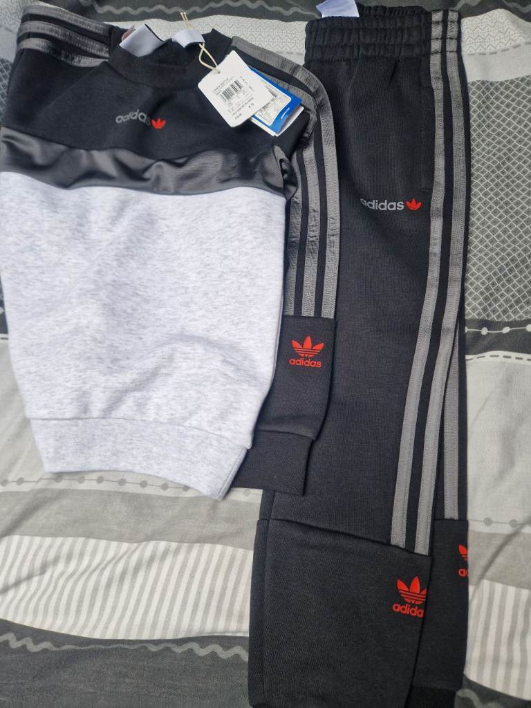REDUCED Kids tracksuit brand new tagged age 6 - 7 years
