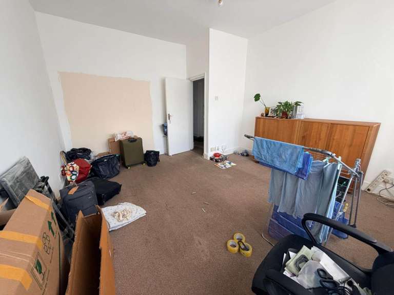 Good size 2 double bedrooms first floor flat near Seven sisters and Harringay Stations