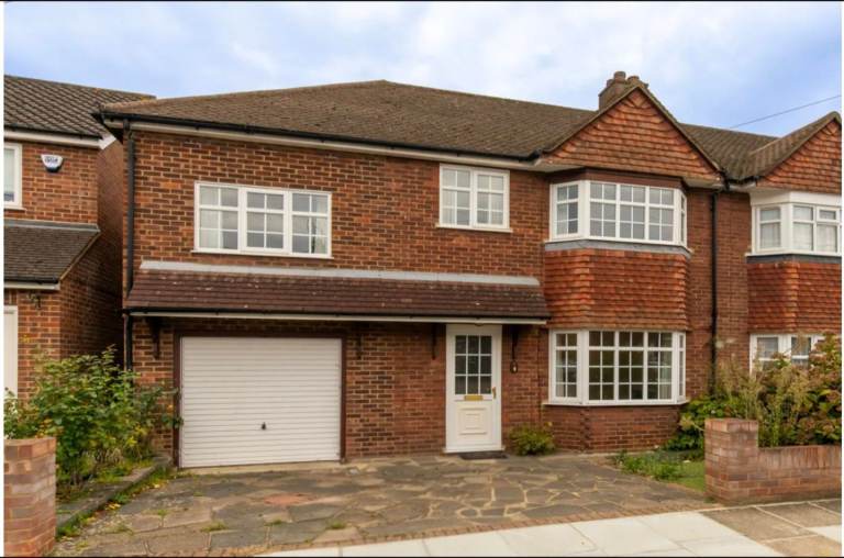 Spacious 4-Bedroom Family Home with Driveway & Garden – Hampton