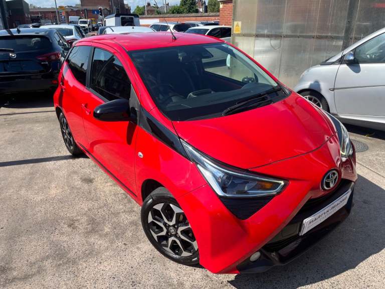 TOYOTA AYGO 1.0 VVT-i x-trend in Super Red 2021