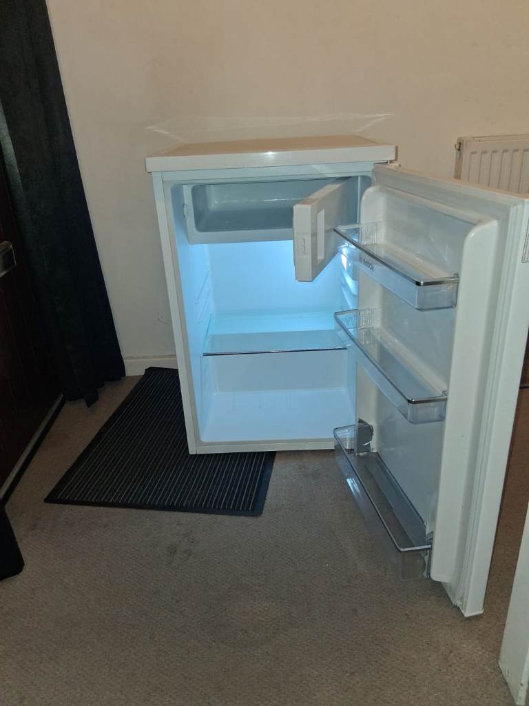 BOSCH UNDER COUNTER FRIDGE (KL15NECG) WITH SMALL FREEZER COMPARTMENT 