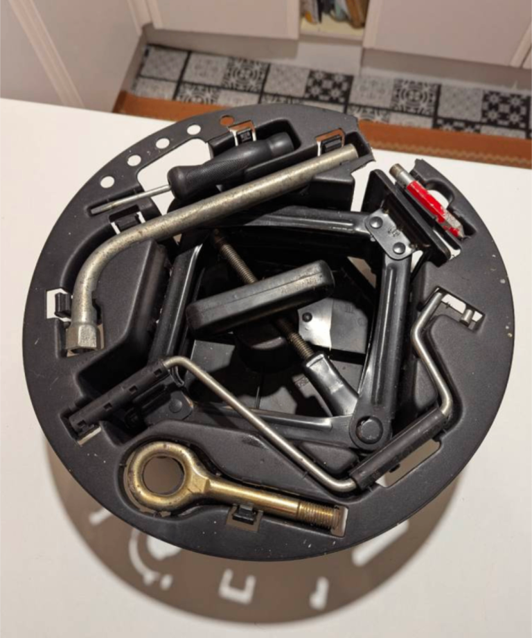 Alfa Romeo wheel tool kit