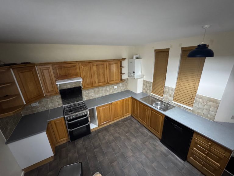 Full Wooden Kitchen Units & Worktops – Good Condition